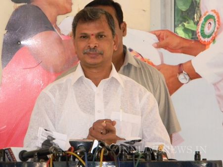 అమెరికా రాజధాని విస్తీర్ణమే అంత లేదు: తులసిరెడ్డి, సిఎంను అడ్డుకుంటామని రామకృష్ణ