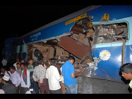 రైలు ప్రమాదం: బండరాయి బోగీని బుల్లెట్‌లా చీల్చింది (పిక్చర్స్)