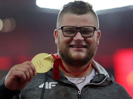 ఫుల్లుగా తాగి! టాక్సీ అద్దెగా ‘గోల్డ్ మెడల్’ ఇచ్చేశాడు