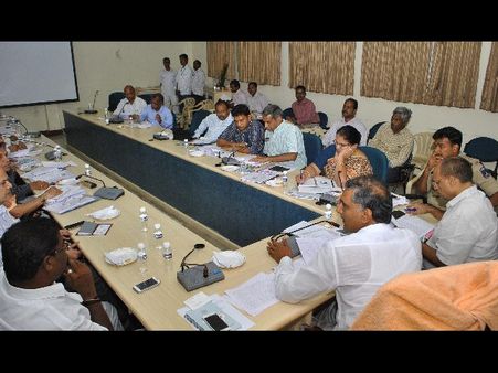 చెరువుల రక్షణకు ఎన్‌ఫోర్స్‌మెంట్, సినీతారలతో క్రికెట్: హరీశ్(పిక్చర్స్)