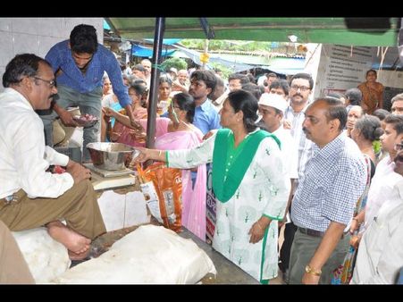 కంటతడి పెట్టిస్తున్న ఉల్లి: రైతు బజార్లలో బారులు (పిక్చర్స్)