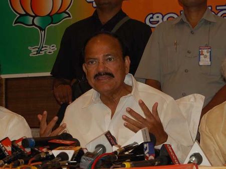 ఏపీపై త్వరగా తేల్చండి, ఇవి కావాలి: వెంకయ్య, హోదా కోసం గుడివాడలో ఆత్మహత్య