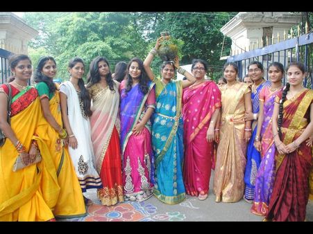 సాంప్రదాయం: చీర, లంగావోణీల్లో సందడి(పిక్చర్స్)