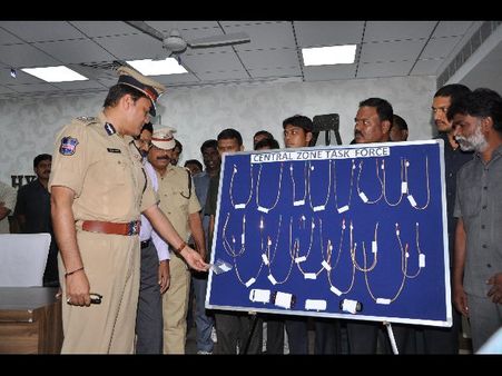 సునాయాస సంపాదనే లక్ష్యం: ముగ్గురు చైన్ స్నాచర్ల అరెస్ట్(ఫొటోలు)