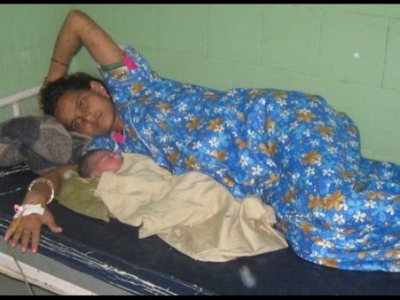 నల్గొండ జిల్లాలో హిజ్రాల ఔదార్యం: గర్భిణీకి రైల్లో పురుడు పోశారు