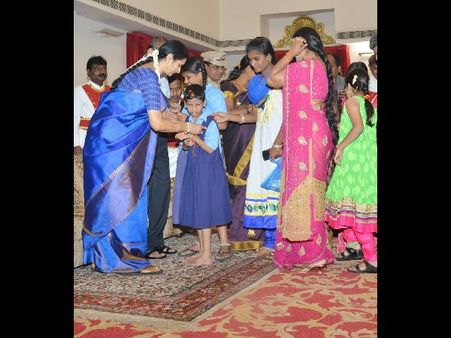 రాఖీ పండుగ: రాజ్ భవన్‌లో గవర్నర్, ఫాంహౌస్‌లో కేసీఆర్ (ఫోటోలు)