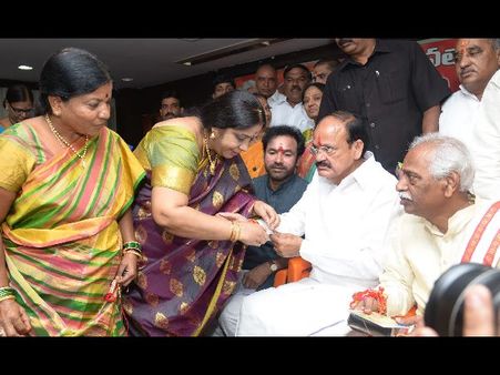 పేదల అభివృద్ధి కోసమే రిజర్వేషన్లు, రాజకీయాలకు కాదు: వెంకయ్య (ఫోటోలు)