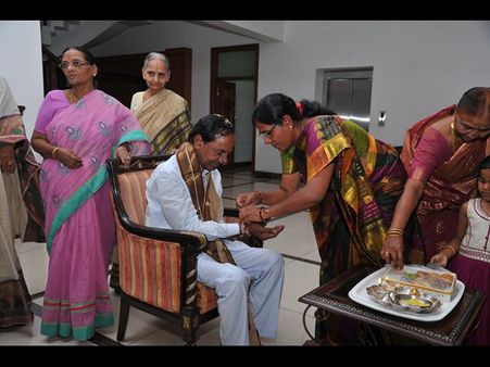 బాబుకు రాఖీ, కవిత ముందే కాళ్లు మొక్కిన కెసిఆర్! (పిక్చర్స్)