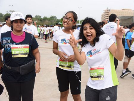 రికార్డ్ మారథాన్: 14వేల మంది యువతీయువకులు, పెద్దల పరుగు(పిక్చర్స్)