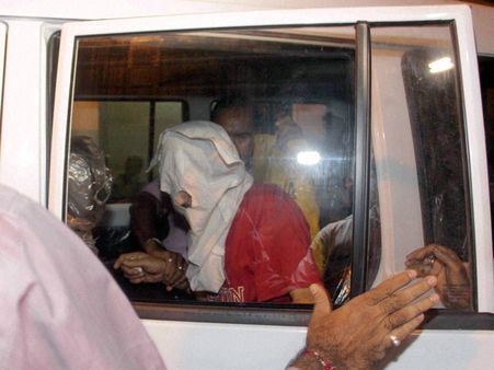 కోర్టులో రాయిలా ఇంద్రాణి: ఏడ్చేసిన కూతురు