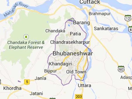 దొంగ బాబా దుమ్ము లేపేశారు: కార్లకు నిప్పు