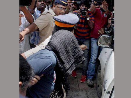 షీనా హత్య, ఇంద్రాణి కార్నర్! కోర్టులో సొమ్మసిల్లింది