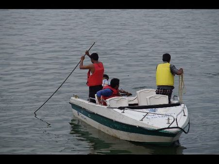 కుటుంబసభ్యులు చూస్తుండగానే హుస్సేన్‌సాగర్‌లో దూకిన వ్యక్తి, గల్లంతు(పిక్చర్స్)