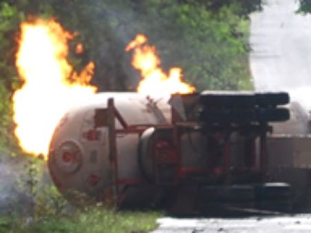 పేలిపోయిన గ్యాస్ ట్యాంకర్: డ్రైవర్ సజీవదహనం?
