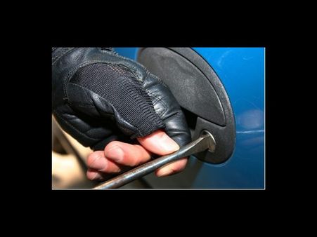 హార్లీ డేవిడ్‌సన్ షోరూంలో 'ట్రయల్ రన్'తో రూ.8 లక్షల బైక్ ఎత్తుకెళ్లాడు