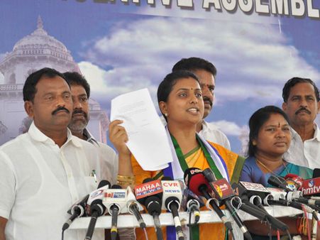 ఫోటో రాజకీయం: టీడీపీ నేతల పంచెలు తడిసిపోతున్నాయంటూ రోజా ఘాటు వ్యాఖ్య