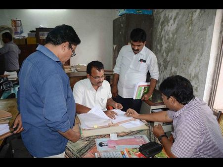 వైద్యఆరోగ్య శాఖలో లంచగొండి: ఏసిబికి చిక్కిన సూపరింటెండెంట్(పిక్చర్స్)