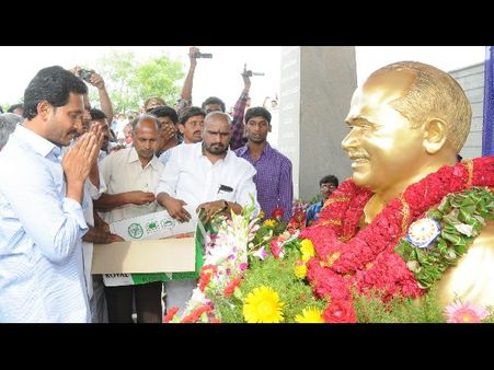 ఇడుపులపాయలో వైఎస్‌కు జగన్ ఫ్యామిలీ నివాళి (పిక్చర్స్): ఉల్లి పంపిణీ