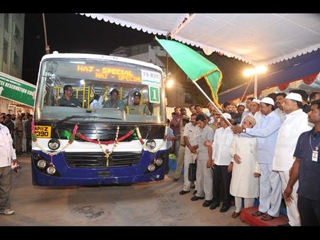జెండా ఊపిన కేసీఆర్: 'తెలంగాణ కోసం అల్లాను ప్రార్థించండి'(ఫోటోలు)