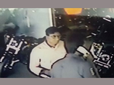 టెస్ట్ డ్రైవింగ్ పేరు చెప్పి బైక్‌తో ఉడాయించాడు: దొరికాడు (ఫొటో)