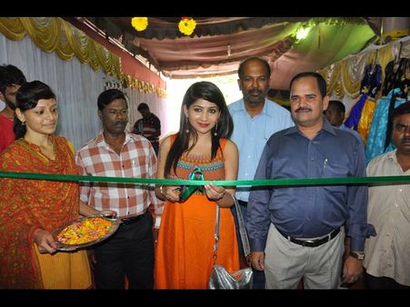 ఎగ్జిబిషన్: నటి మధులగ్నదాస్ సందడి(పిక్చర్స్)