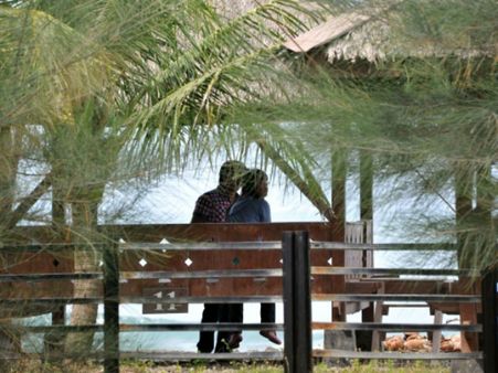 కుర్ర ప్రేమ జంటలు రాత్రి కనిపిస్తే పెళ్లి చేస్తారు