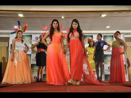 ఫ్రెషర్స్ హంగామా: అదరగొట్టిన ఫ్యాషన్ అమ్మాయిలు(పిక్చర్స్)