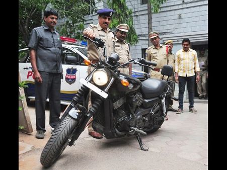 ముంబైలో చిక్కాడు: హార్లీ డేవిడ్‌సన్ బైక్ దొంగ ఇతడే (ఫోటోలు)