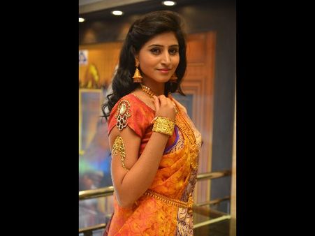 సీఎంఆర్‌లో సినీనటి షామిలి సందడి (ఫోటోలు)