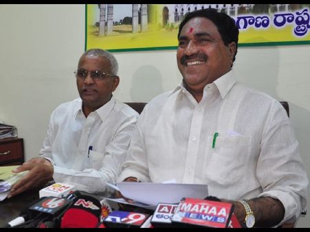 ప్రజా సమస్యలను టీఆర్ఎస్ గాలికి వదిలేసింది: పాదయాత్రలో ఎర్రబెల్లి