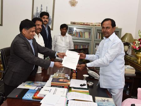 యాదగిరిగుట్ట అభివృద్ధికి రాజు వెగేస్నా రూ. 5కోట్ల విరాళం(ఫొటోలు)