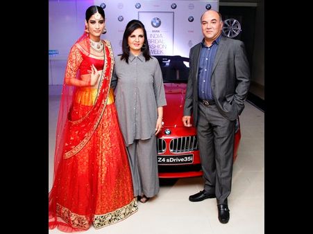 నీరాజనం: బీఎండబ్ల్యూ బ్రైడల్ ఫ్యాషన్‌షో(పిక్చర్స్)