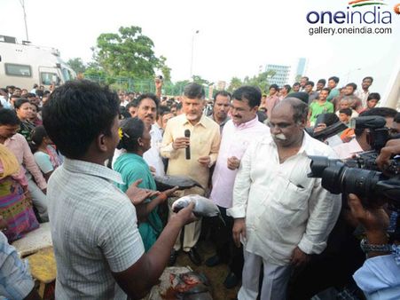 చేపలమ్ముకుంటున్నా, నా సంగతేంటి!: బాబును కంగుతినిపించిన యువకుడు