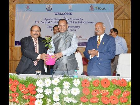 మీపైనే ప్రజల ఆశలు, ఒత్తిళ్లకు తలొగ్గొద్దు: యువ ఐఏఎస్‌లకు గవర్నర్(పిక్చర్స్)