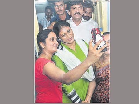 షర్మిల అర్థం మార్చింది, బాబు-కెసిఆర్ పోటీ: విహెచ్, మహేష్, ప్రకాశ్‌రాజ్‌లు గ్రేట్