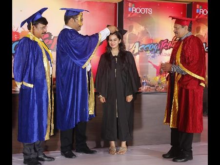 ఫ్రెషర్స్ డే: అమ్మాయిల క్యాట్ వాక్, డ్యాన్స్(పిక్చర్స్)