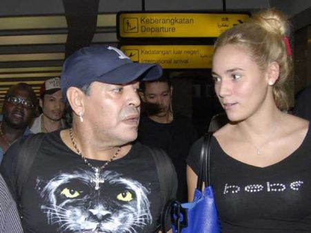 54ఏళ్ల వయసులో 25ఏళ్ల గర్ల్ ఫ్రెండ్‌ను పెళ్లాడుతున్నాడు