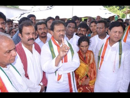 రైతు లింబయ్య కుటుంబానికి కాంగ్రెస్ రూ. లక్ష సాయం, భరోసా(పిక్చర్స్)