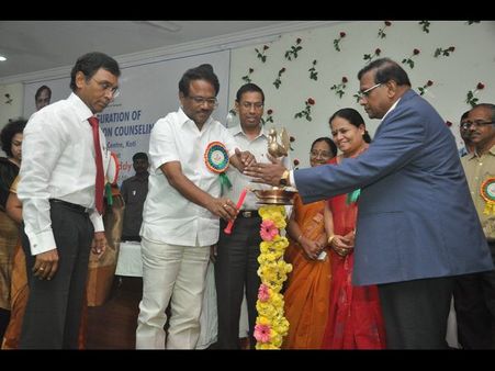 ప్రేమంటే ఆత్మహత్య చేసుకోవడం కాదు, నా దగ్గరకు రా!: యువకుడితో మంత్రి లక్ష్మారెడ్డి