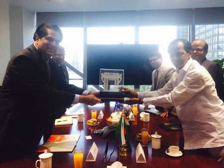 పెట్టుబడులపై చైనా ఆసక్తి: గం.కు 300కి.మీ వేగంగా వెళ్లే రైల్లో సిఎం కెసిఆర్(పిక్చర్స్)