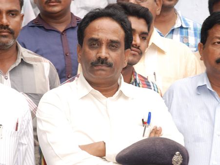 కొత్త స్కీంతో రూ.547 కోట్ల మోసం: ఇదీ కేశవ రెడ్డి ప్రస్థానం (పిక్చర్స్)