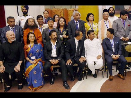 సిగ్గుపడొద్దన్నారు: అమల, రామోజీ రావు, మంచు లక్ష్మిలను సత్కరించారు