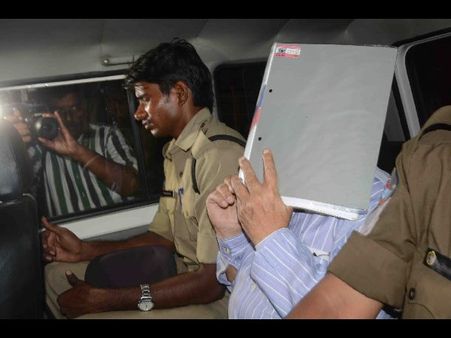 నిరుద్యోగులకు కోట్ల టోపీ: విమ్స్ డైరెక్టర్ అరెస్టు (ఫొటోలు)