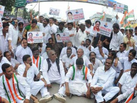 కేసీఆర్ ఓ నియంత: వీహెచ్, విపక్షాల మొసలి కన్నీరు: ఎమ్మెల్సీ కర్నె