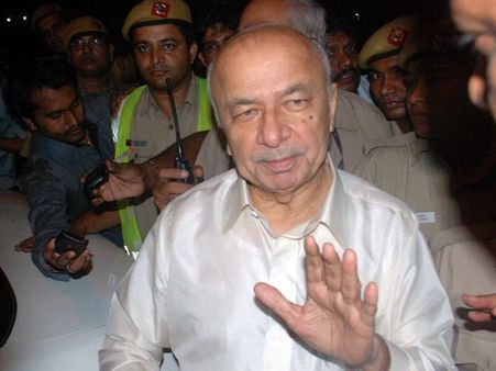 చేతులెత్తి మొక్కుతున్నా ప్రత్యేక హోదా ఇవ్వండి, హైద్రాబాద్ లాంటి సిటీ కావాలి: షిండే