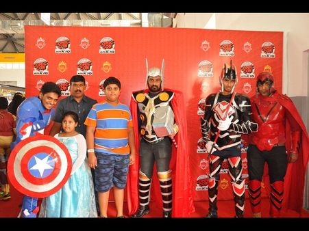 ‘కామిక్ కాన్’ అదుర్స్: సూపర్‌మెన్, బ్యాట్‌మెన్ వేషాలతో యువత సందడి(పిక్చర్స్)