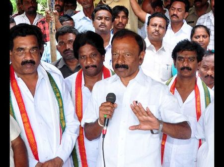 రఘువీరాపై రాళ్లదాడి: టీడీపీ నేతల హస్తం ఉందా? (ఫోటోలు)