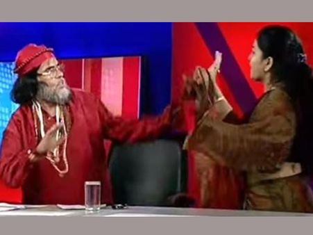 రాధే మా: లైవ్‌గా జ్యోతిష్కురాలు, బాబా డిష్యుం