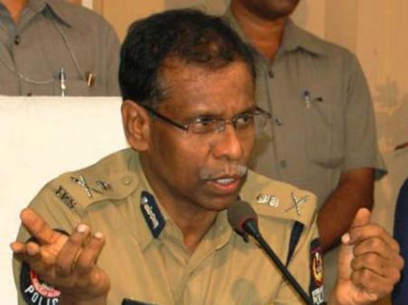 కేటీఆర్‌తో ఏసీబీ డీజీ ఏకే ఖాన్, పొగిడారు: ఏసీపీ ఆఫీస్‌లో రేవంత్ సంతకం