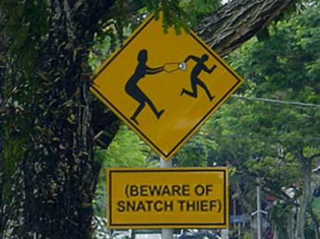 స్నాచర్లకు చేదు: బైక్‌తో గుద్దిన యువకుడు, రూ.5వేల రివార్డ్, చిన్నారిపై రేప్